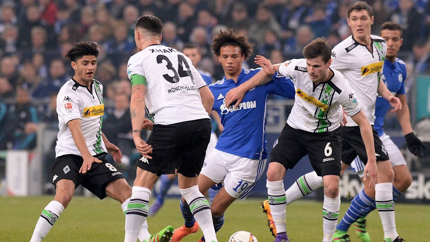 Leroy Sane im Kampf mit Mahmoud Dahoud, Granit Xhaka, Havard Nordtveit und Andreas Christensen.