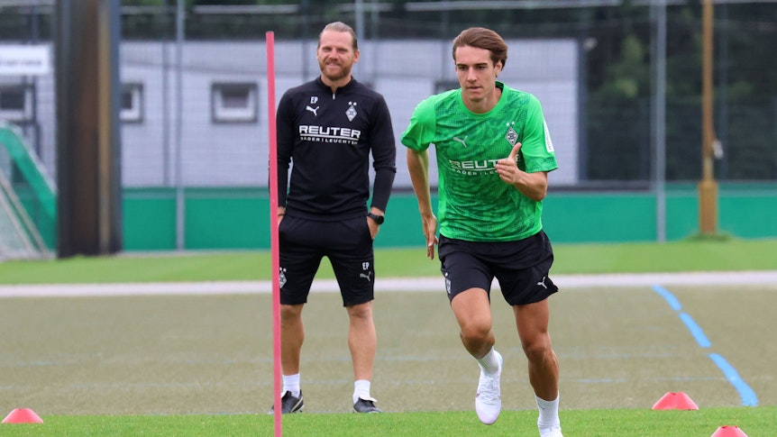 Florian Neuhaus bei einer Trainingseinheit mit U23-Coach Eugen Polanski im Hintergrund.