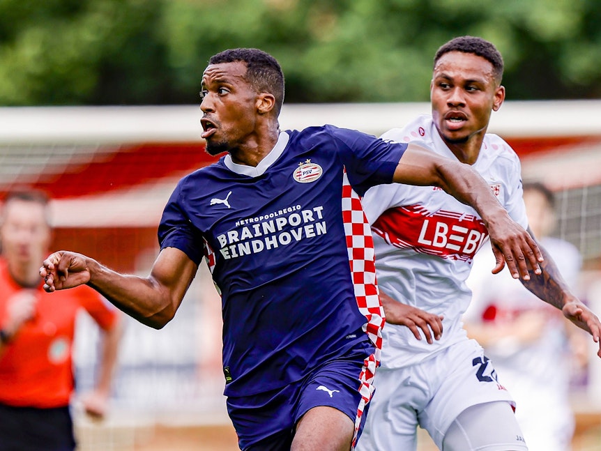 Alassane Plea im Duell mit Lorenz Assigon.