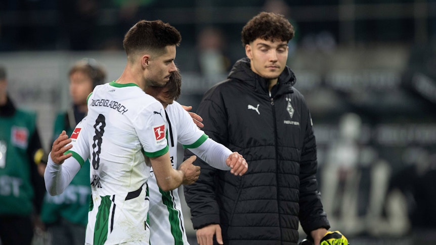 Julian Weigl (l.) am 7. März 2025 nach der Gladbach-Niederlage gegen Mainz 05 als Tröster von Noah Pesch und Tiago Pereira Cardoso.