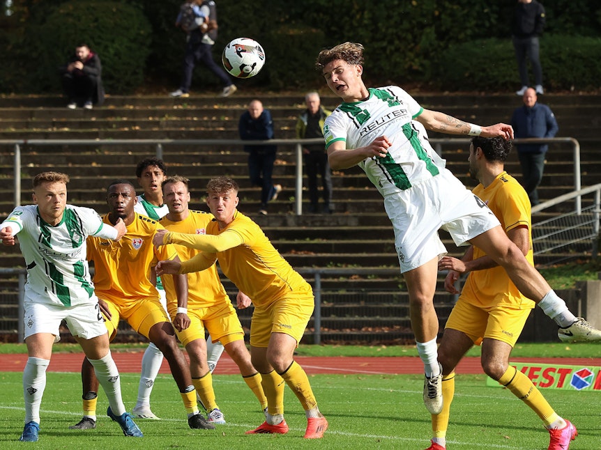 Jonathan Foss beim Kopfball.