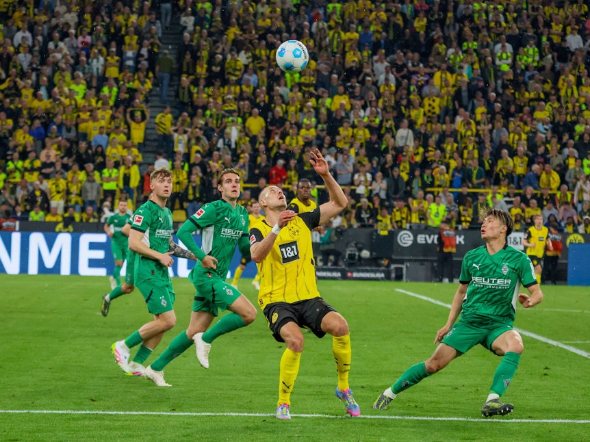 Waldemar Anton köpft den Ball weg, Shio Fukuda schaut zu.