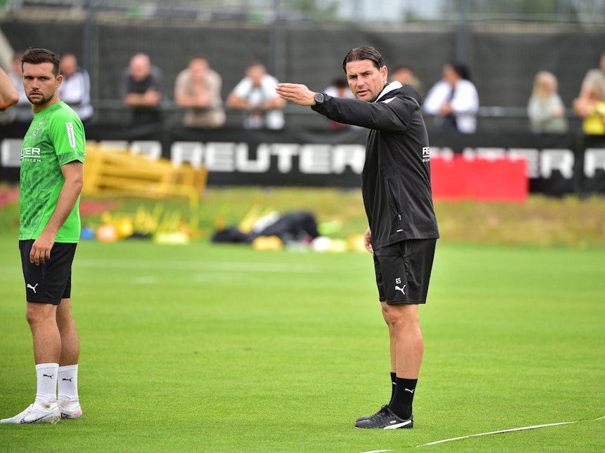 Kevin Stöger im Training neben Gerardo Seoane.