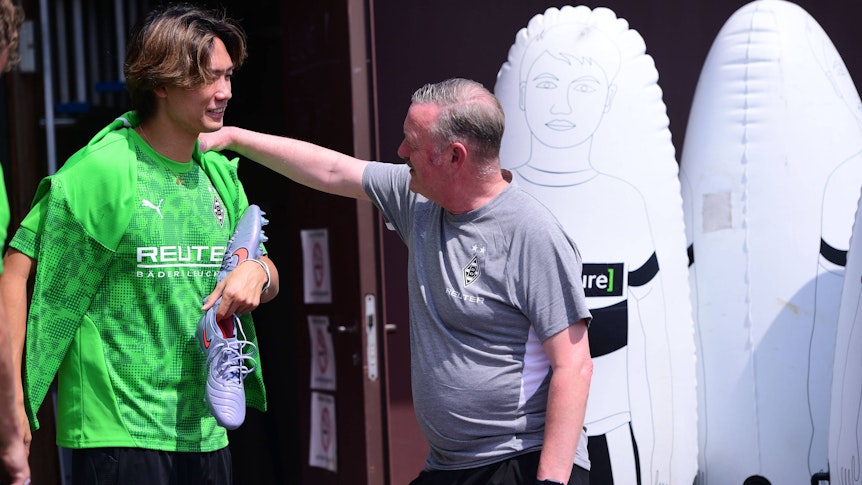 Ko Itakura plaudert angeregt mit Gladbachs Sportboss Roland Virkus im Trainingslager am 19. Juli 2025.