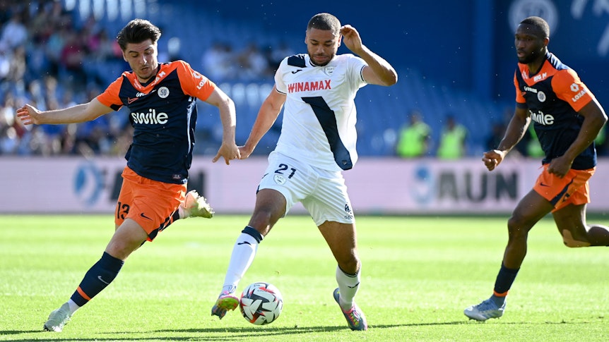 Spieler von Montpellier Herault SC im Zweikampf mit Le Havre Athletic.
