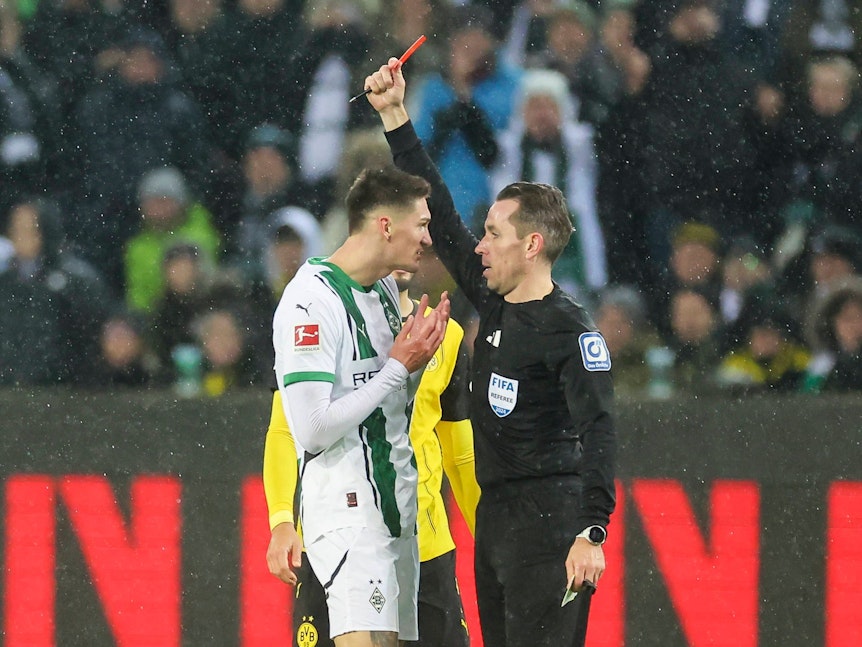 Tomas Cvancara sieht gegen Dortmund die Rote Karte.