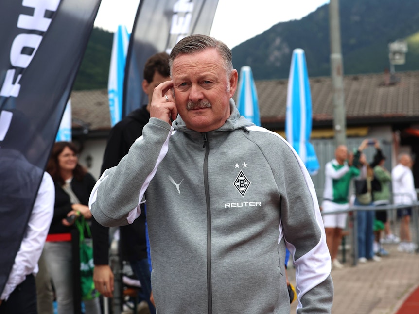 Roland Virkus kratzt sich am Kopf.