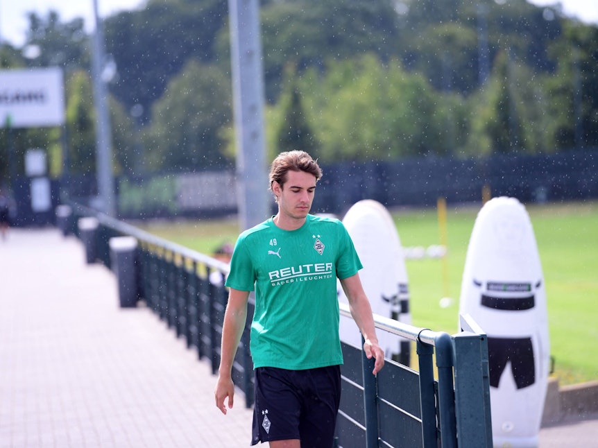 Florian Neuhaus Gladbach auf dem Weg zu einer Besprechung der U23 vor Abfahrt ins Trainingslager.
