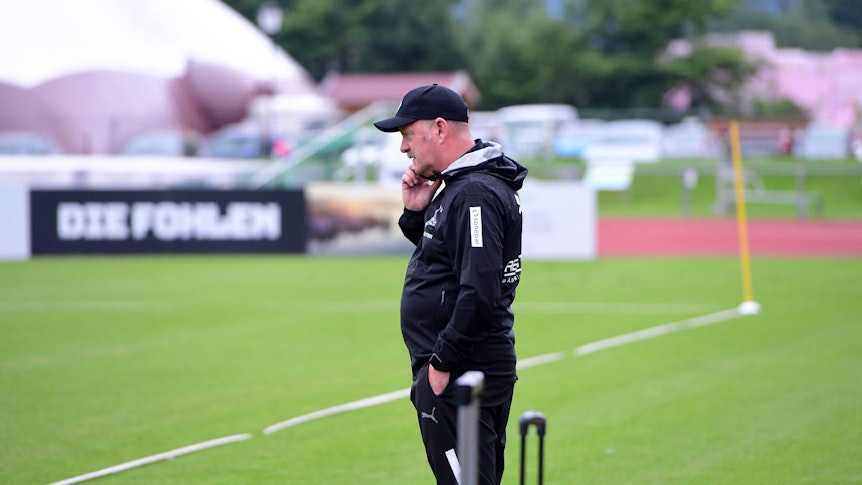 Roland Virkus bei einem Telefonat im Trainingslager.