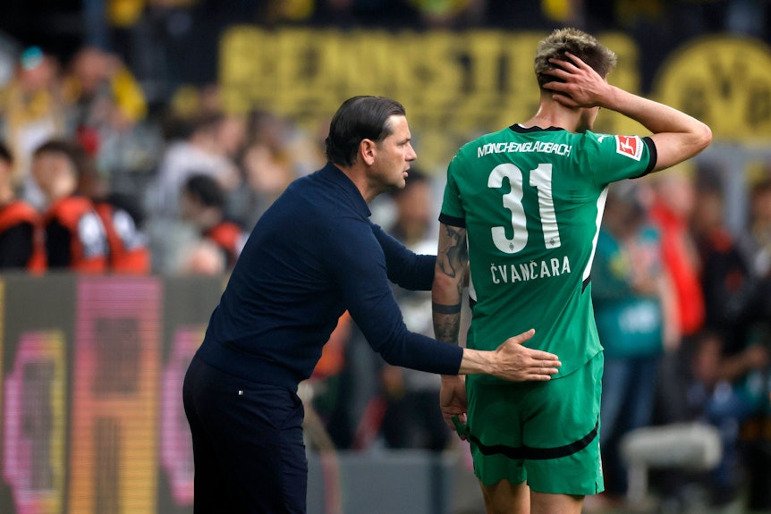 Tomas Cvancara bekommt einen Klaps von Gerardo Seoane.