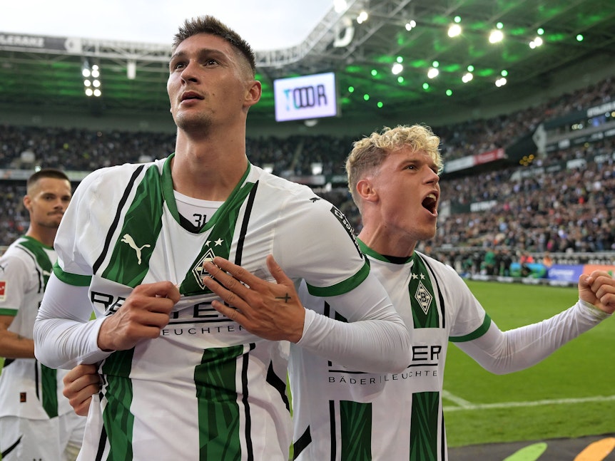 Tomas Cvancara jubelt mit Robin Hack über ein Tor.