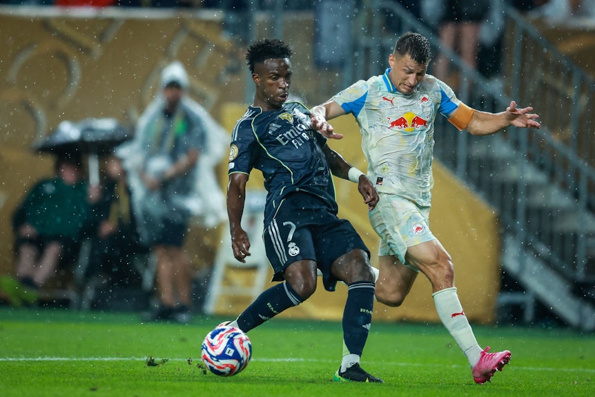 Stefan Lainer im Zweikampf mit Vinicius Jr.