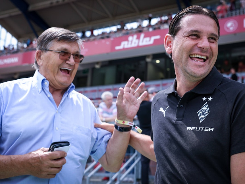 Gerardo Seoane lacht nach einem Gespräch mit Hans Meyer.