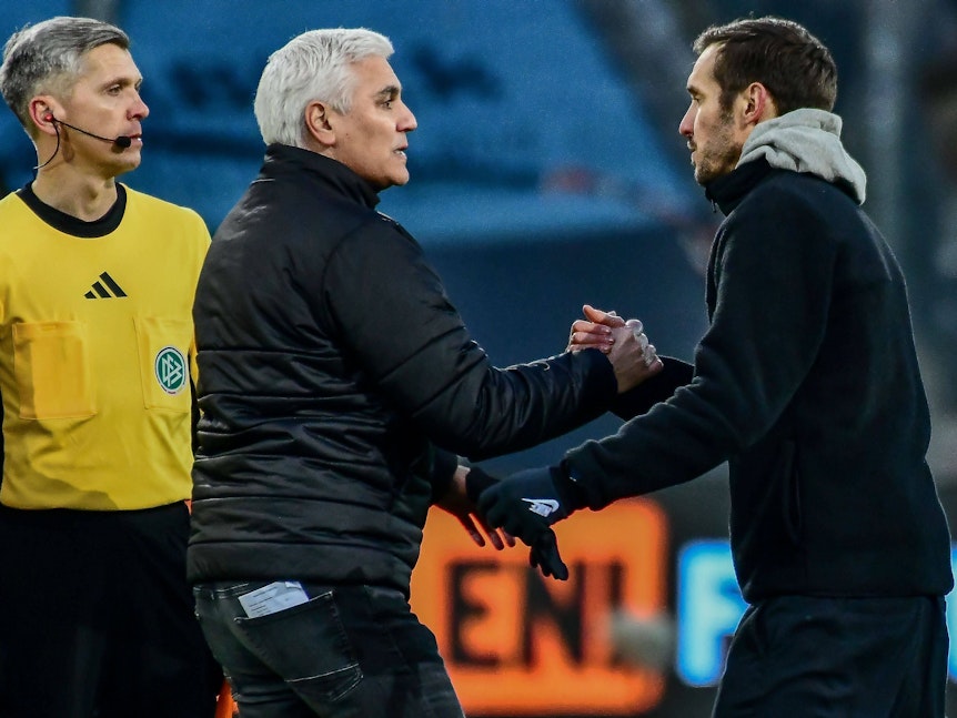 Andreas Bornemann, Sportchef beim FC St. Pauli, und Freiburg-Coach Julian Schuster schlagen ein.