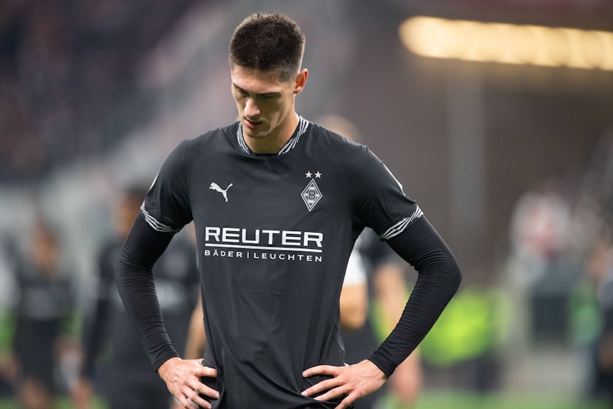 Tomas Cvancara blickt enttäuscht auf den Boden.