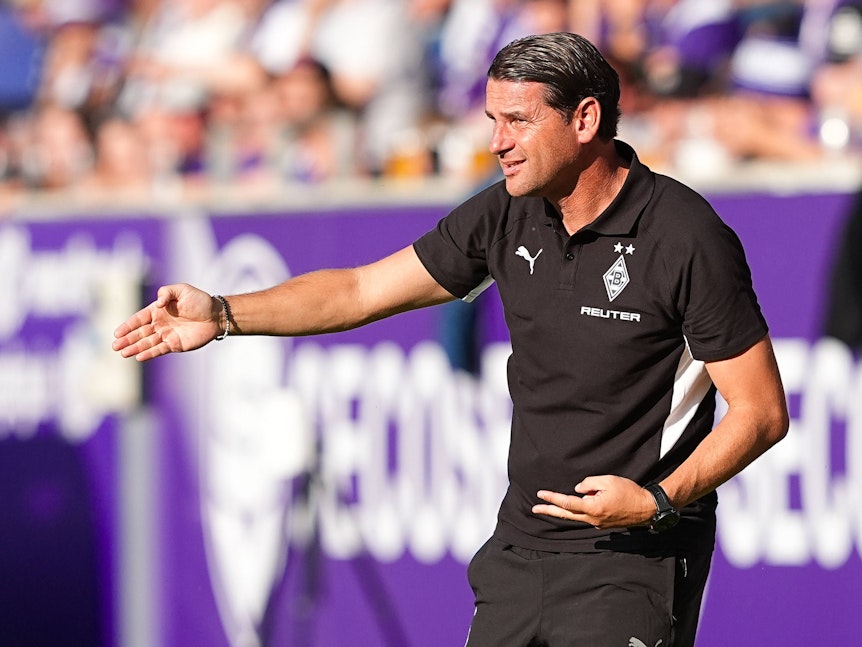 Gerardo Seoane gibt seinen Spielern an der Seitenlinie Anweisungen.