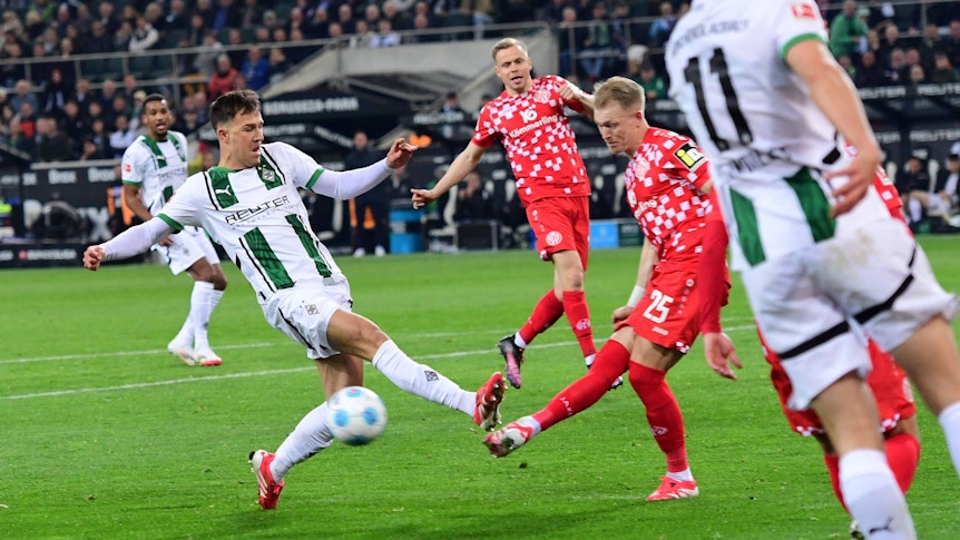 Gladbachs Noah Pesch im Zweikampf mit Mainz´ Andreas Hanche-Olsen.