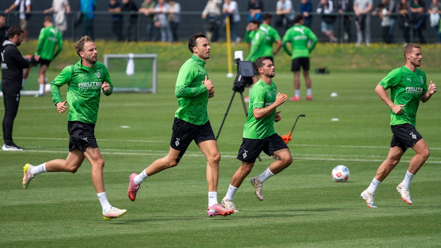 Mehrere Gladbach Spieler beim Mannschaftstraining.