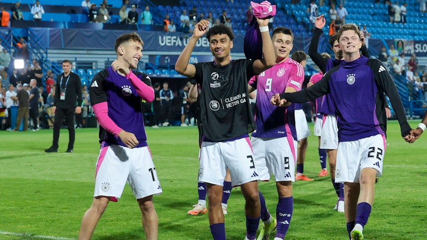 Spieler der U21 des DFB jubeln.