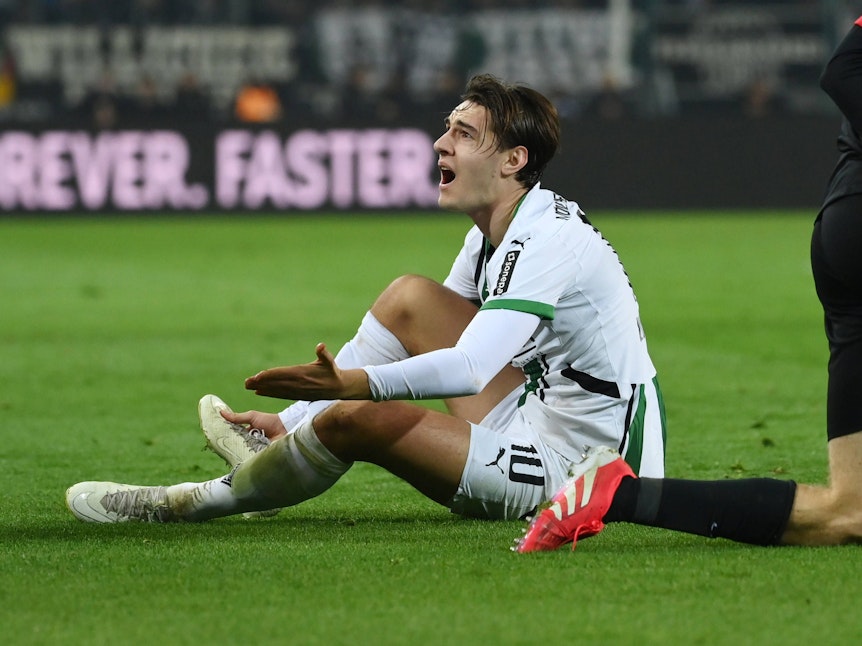 Flo Neuhaus lamentiert im Trikot von Borussia Mönchengladbach.