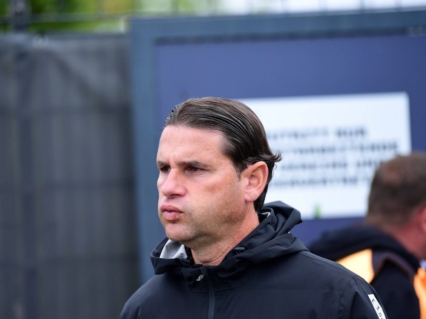Gerardo Seoane pustet beim Betreten des Trainingsplatzes durch.