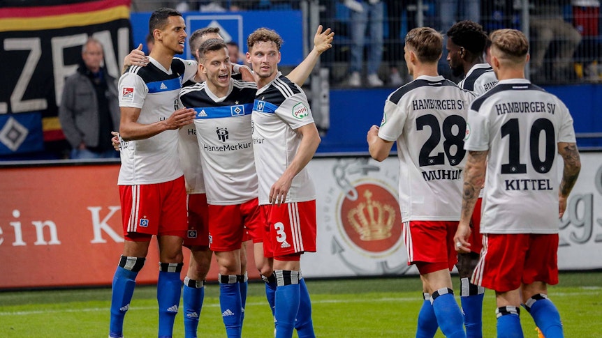 Spieler vom Hamburger SV bejubeln einen Treffer.