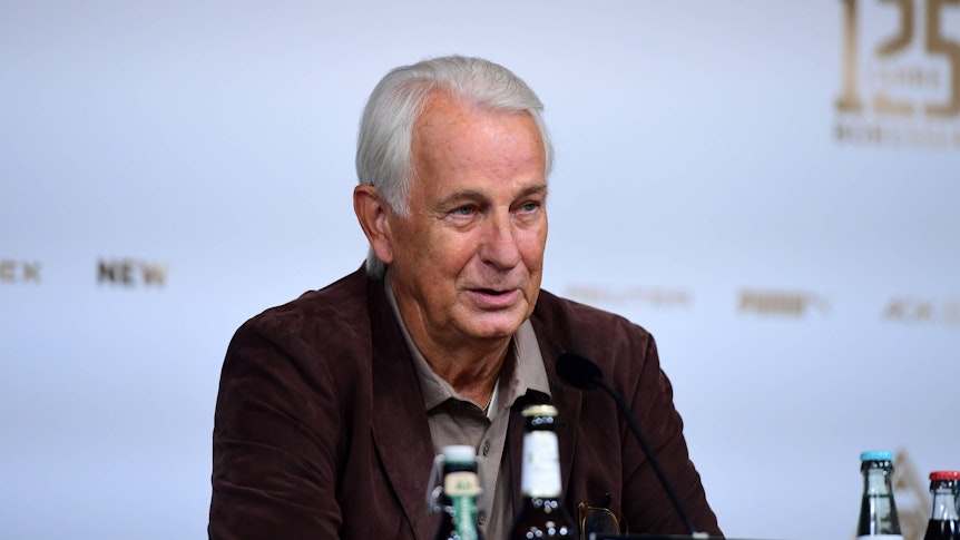 Rainer Bonhof auf einer Pressekonferenz.