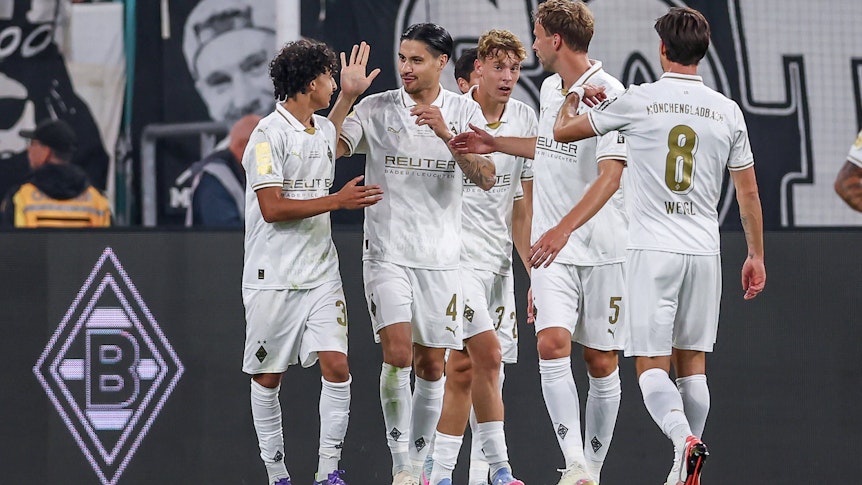 Spieler von Borussia Mönchengladbach beim Torjubel.