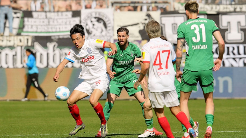 Shuto Machino spielt den Ball.