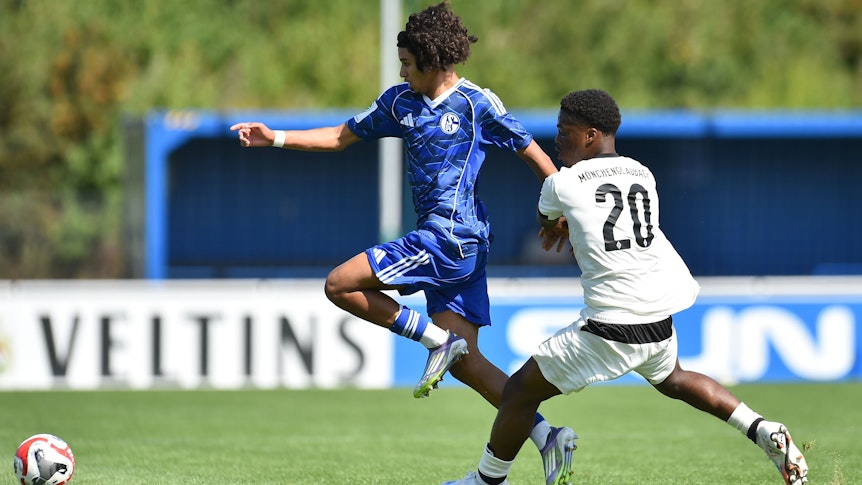 Bilal Dardai von Schalke im Zweikampf mit Josiah Kaled Uwakhonye.