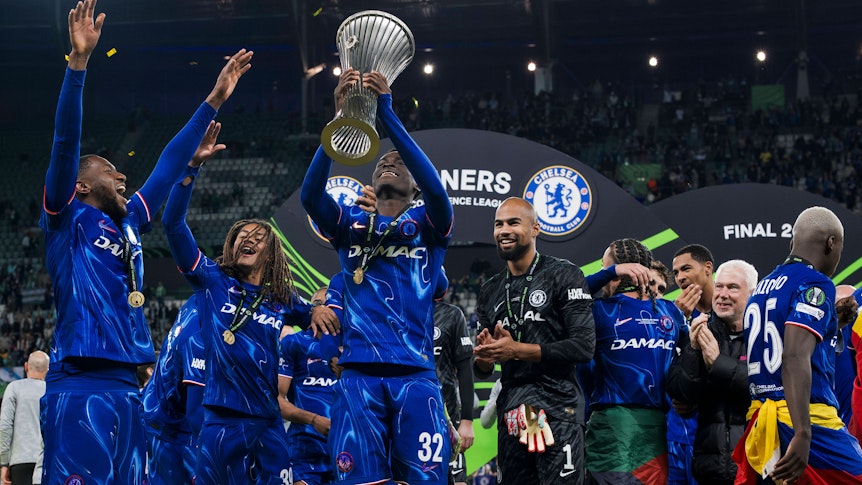 Tyrique George hebt die Trophäe in die Luft.