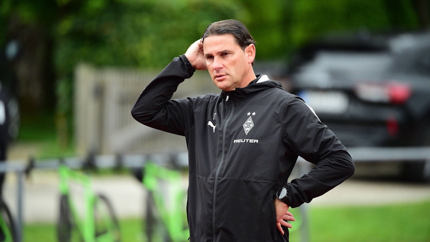 Gerardo Seoane nachdenklich im Training.