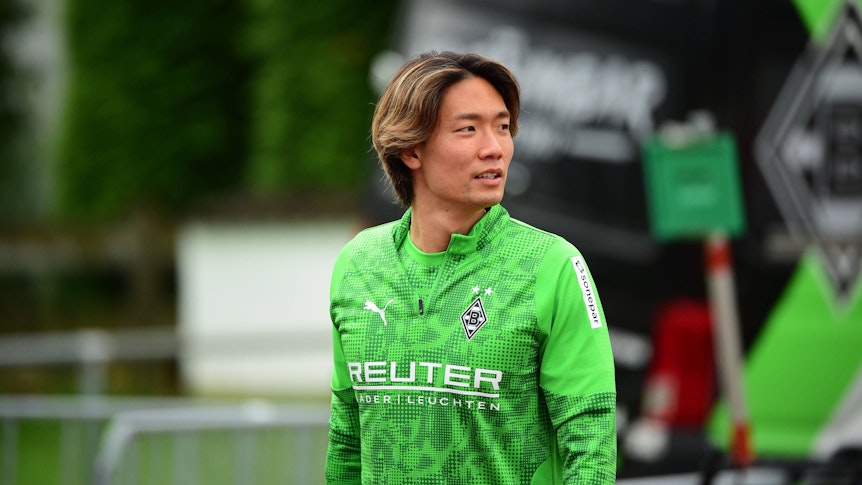 Ko Itakura in einer Gladbacher Trainingsjacke.