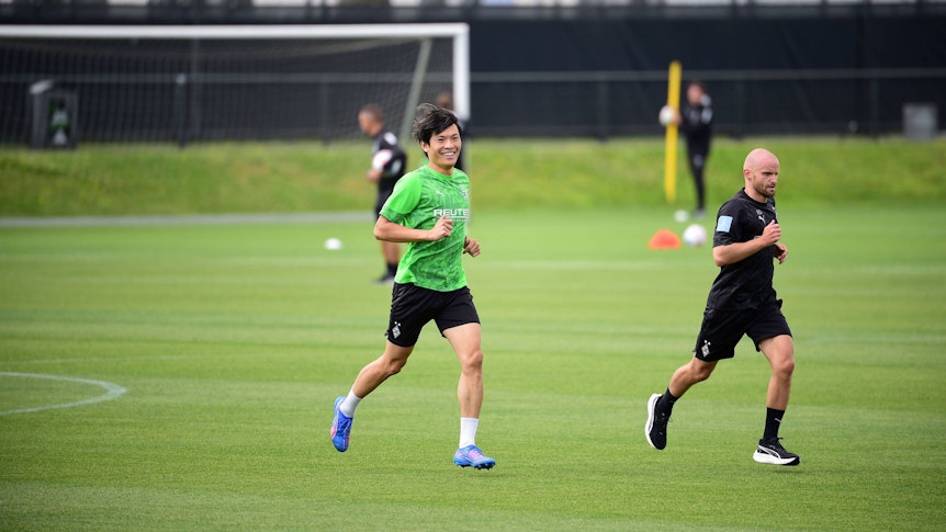 Shuto Machino grinst auf dem Trainingsplatz.