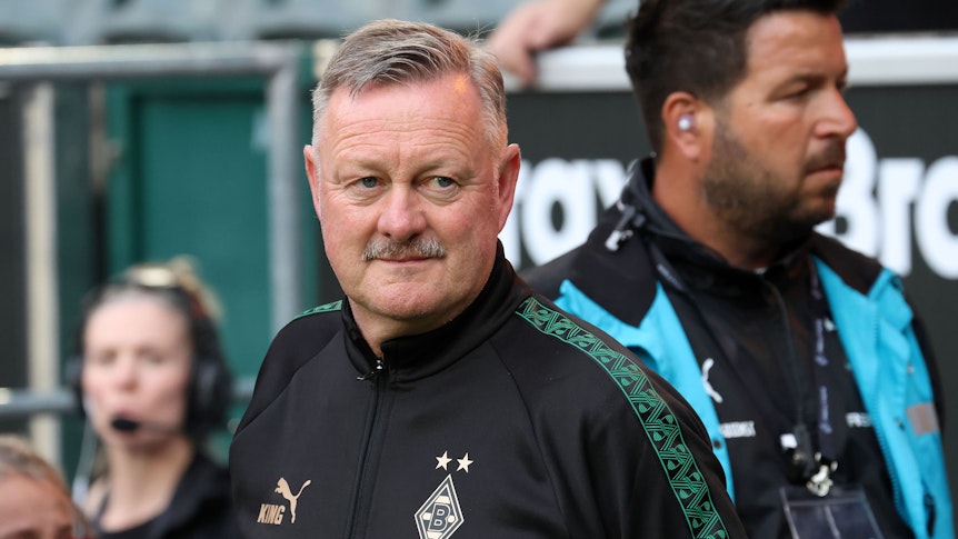 Roland Virkus im Borussia-Park. Seine Jacke ist im Jubiläums-Design gehalten und trägt die Aufschrift „KING“ auf der Brust.