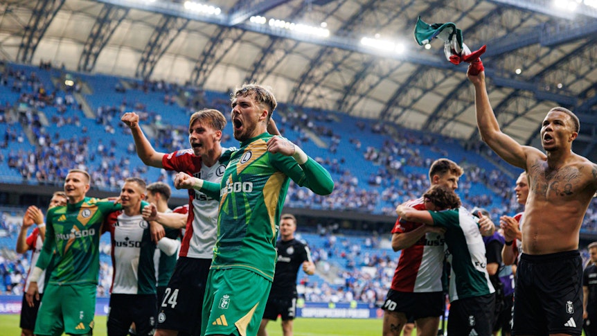 Spieler von Legia Warschau feiern mit den Fans.