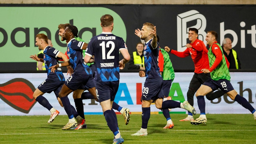 Spieler des 1. FC Heidenheim in Ekstase.