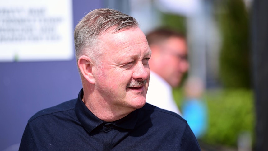 Roland Virkus betritt den Trainingsplatz.