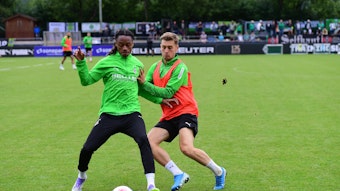 Yvandro Borges Sanches und Oscar Fraulo in einem Zweikampf.