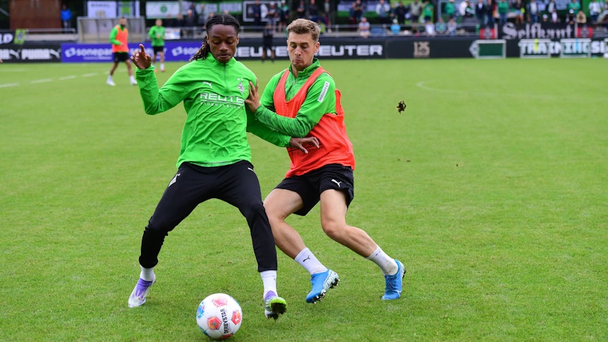 Yvandro Borges Sanches und Oscar Fraulo in einem Zweikampf.