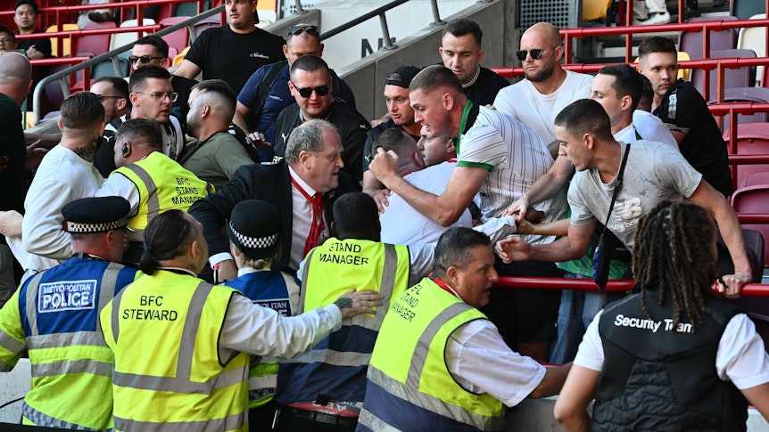 Gladbach-Fans raufen sich mit der Stadion-Security.