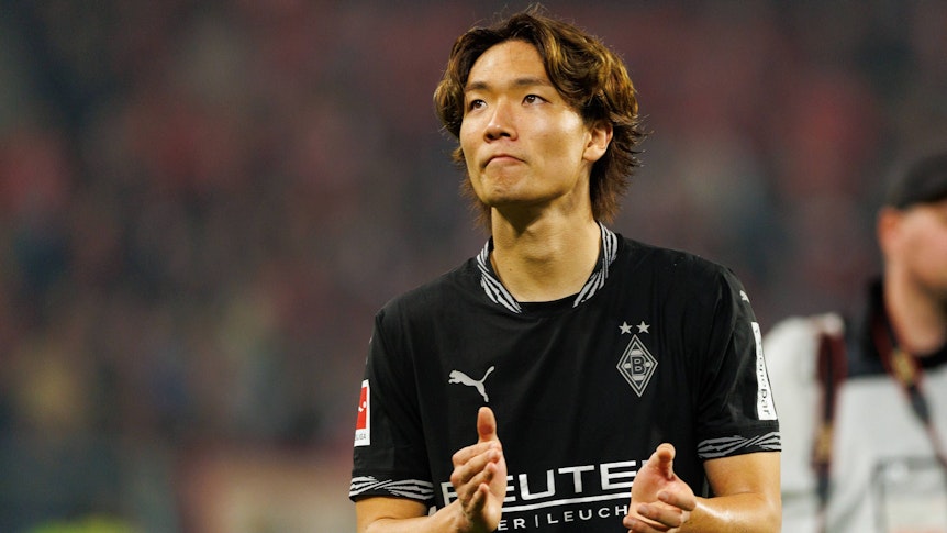 Ko Itakura applaudiert den Gladbach-Fans.
