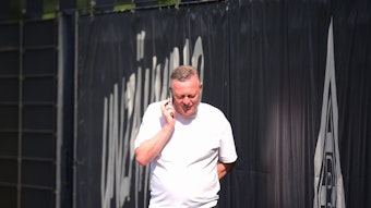 Roland Virkus telefoniert