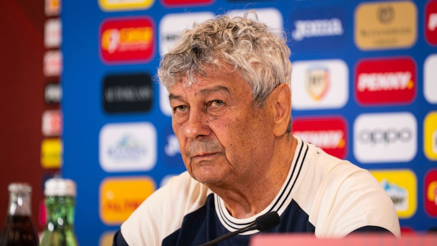 Mircea Lucescu spricht auf einer Pressekonferenz.