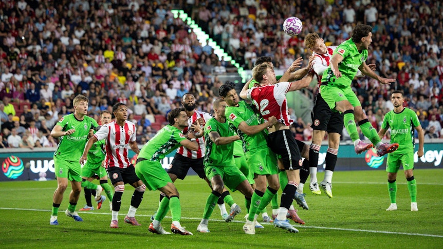 Ein Luftduell zwischen Brentford und Gladbach.