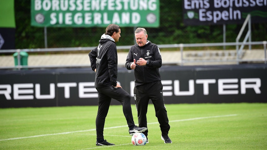 Gerardo Seoane und Roland Virkus unterhalten sich auf dem Trainingsplatz.
