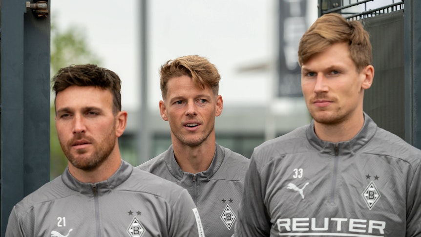 Die Gladbach-Keeper betreten den Trainingsplatz am Borussia-Park.