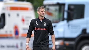 Oliver Kirch in Trainingsjacke von Gladbach.