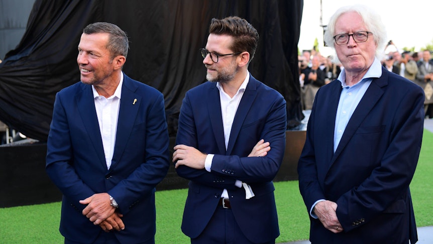Winfried Schäfer (r.) gemeinsam mit Lothar Matthäus (l.) und Gladbach Oberbürgermeister Felix Heinrichs (m.) beim Jubiläum.