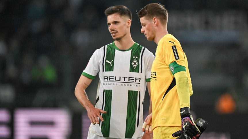 Jonas Omlin und Julian Weigl wirken frustriert auf dem Platz.